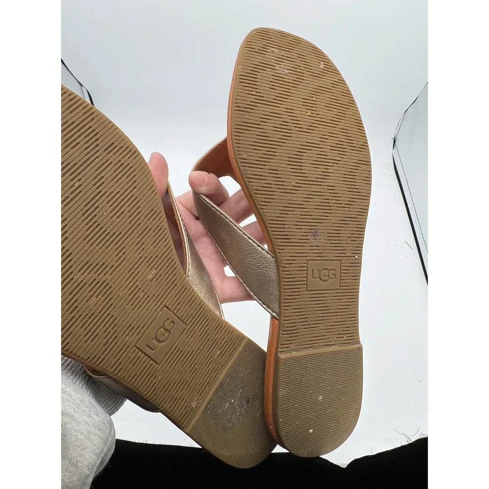 UGG Shoes Womens Size 8‎ Gold Leather Thong Sandals Flat Comfort 1109656
